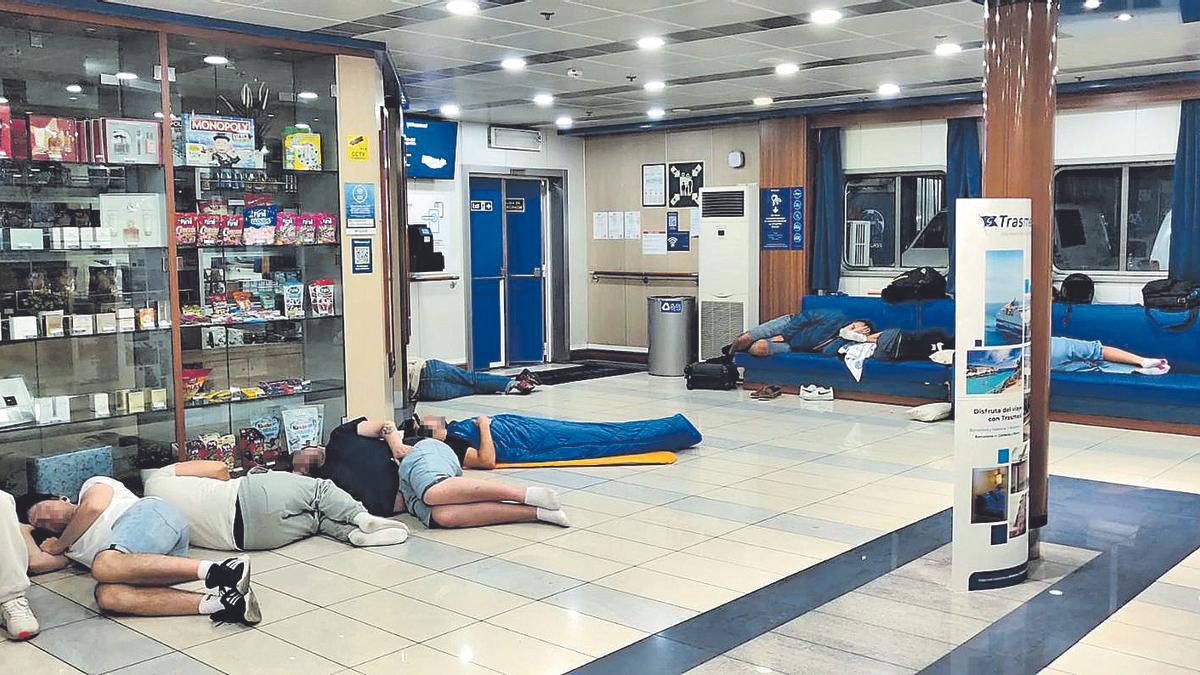 Las fotos del barco de la Trasmediterránea con pasajeros durmiendo en el suelo en el trayecto Barcelona-Palma