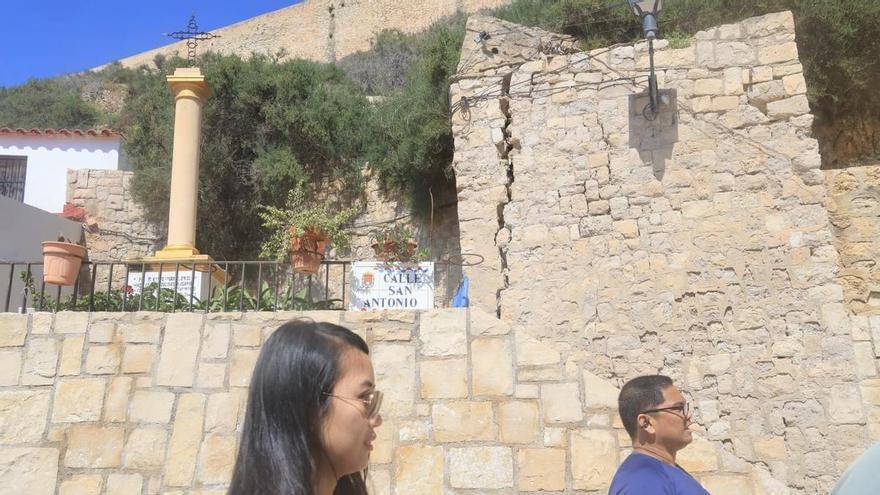 Preocupación vecinal por las grietas en Santa Cruz a pocos días de las procesiones de Semana Santa en Alicante