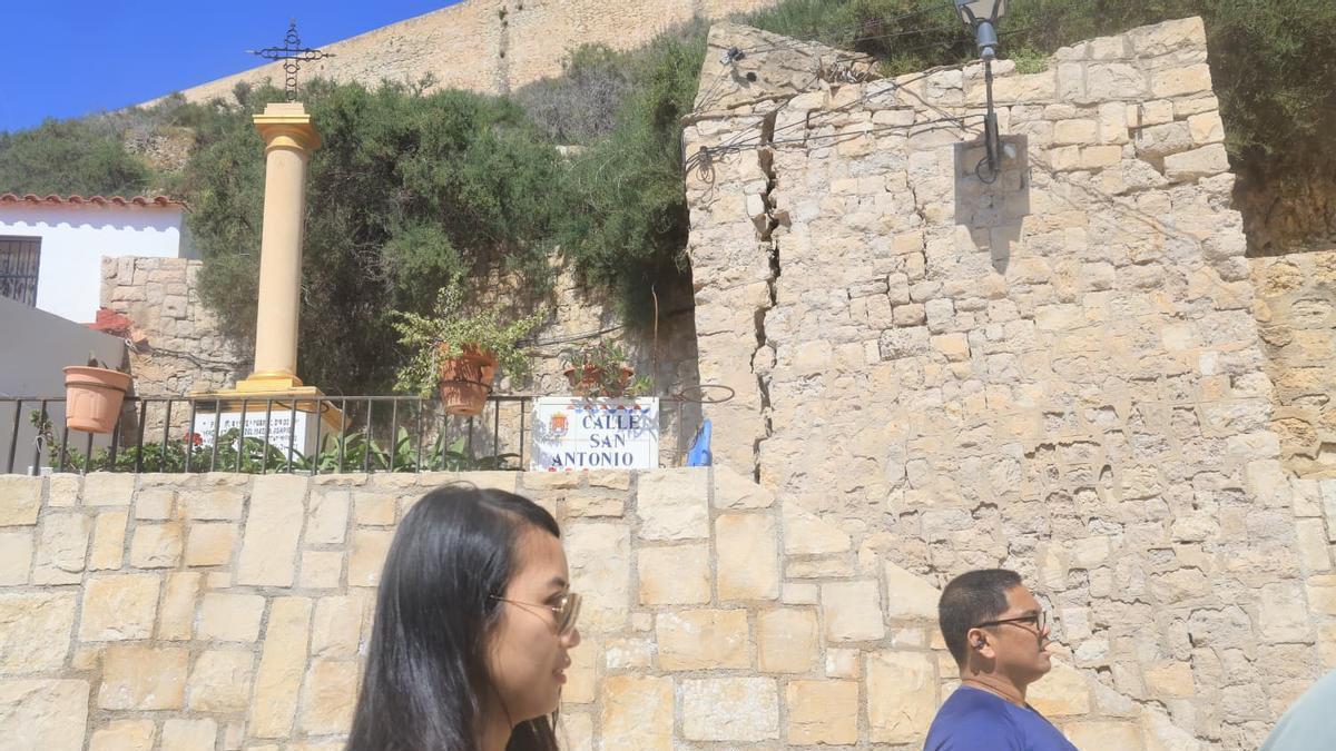 Preocupación vecinal por las grietas en Santa Cruz a pocos días de las procesiones de Semana Santa en Alicante