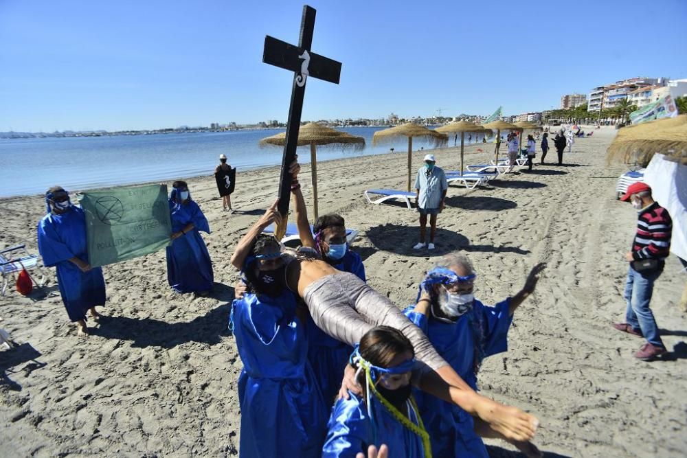 Centenares de personas se concentran en Villananitos para alertar del mal estado del Mar Menor