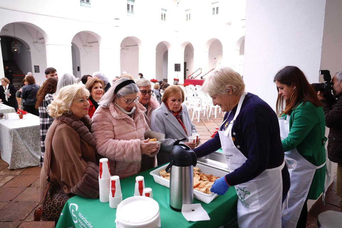 Dulces en la Zambomba de Navidad en el Patio Blanco de la Diputación de Córdoba junto a la AECC