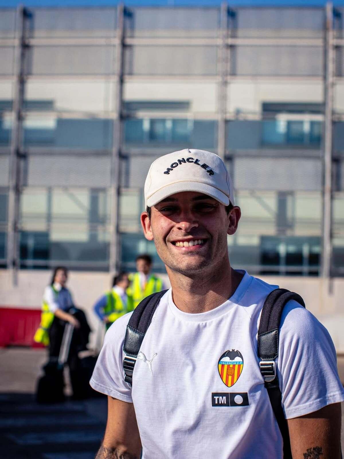 Hugo Duro, antes de viajar a Mallorca en el aeropuerto de Manises