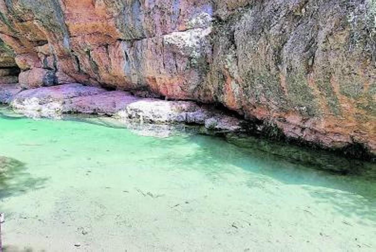 El agua es cristalina y ha labrado durante milenios las paredes de roca