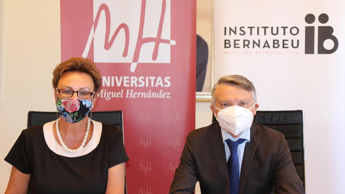 Un momento de la firma entre el Instituto Bernabeu y la UMH de Elche