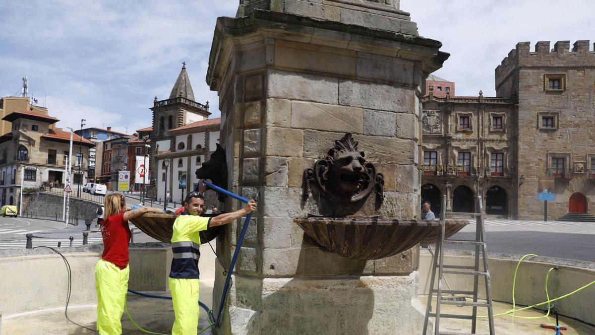 Tareas de limpieza en la fuente de Pelayo, en Gijón