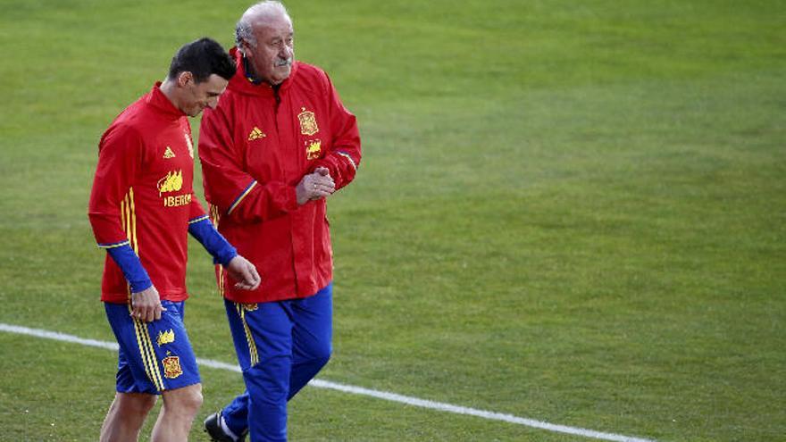 Aritz Aduriz y Vicente del Bosque antes de iniciar el entrenamiento.