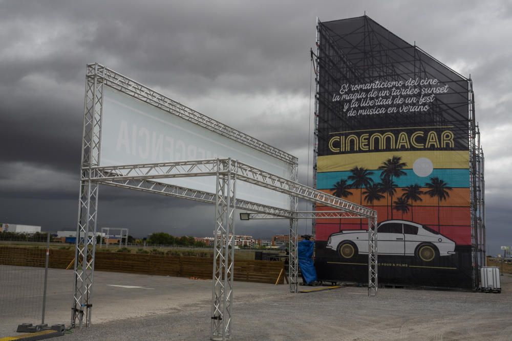 Montaje del nuevo autocine en Alicante, Cinemacar