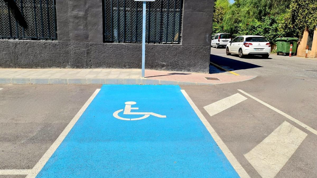 Una de las últimas reservas de aparcamiento para personas con movilidad reducida creadas en Elda.