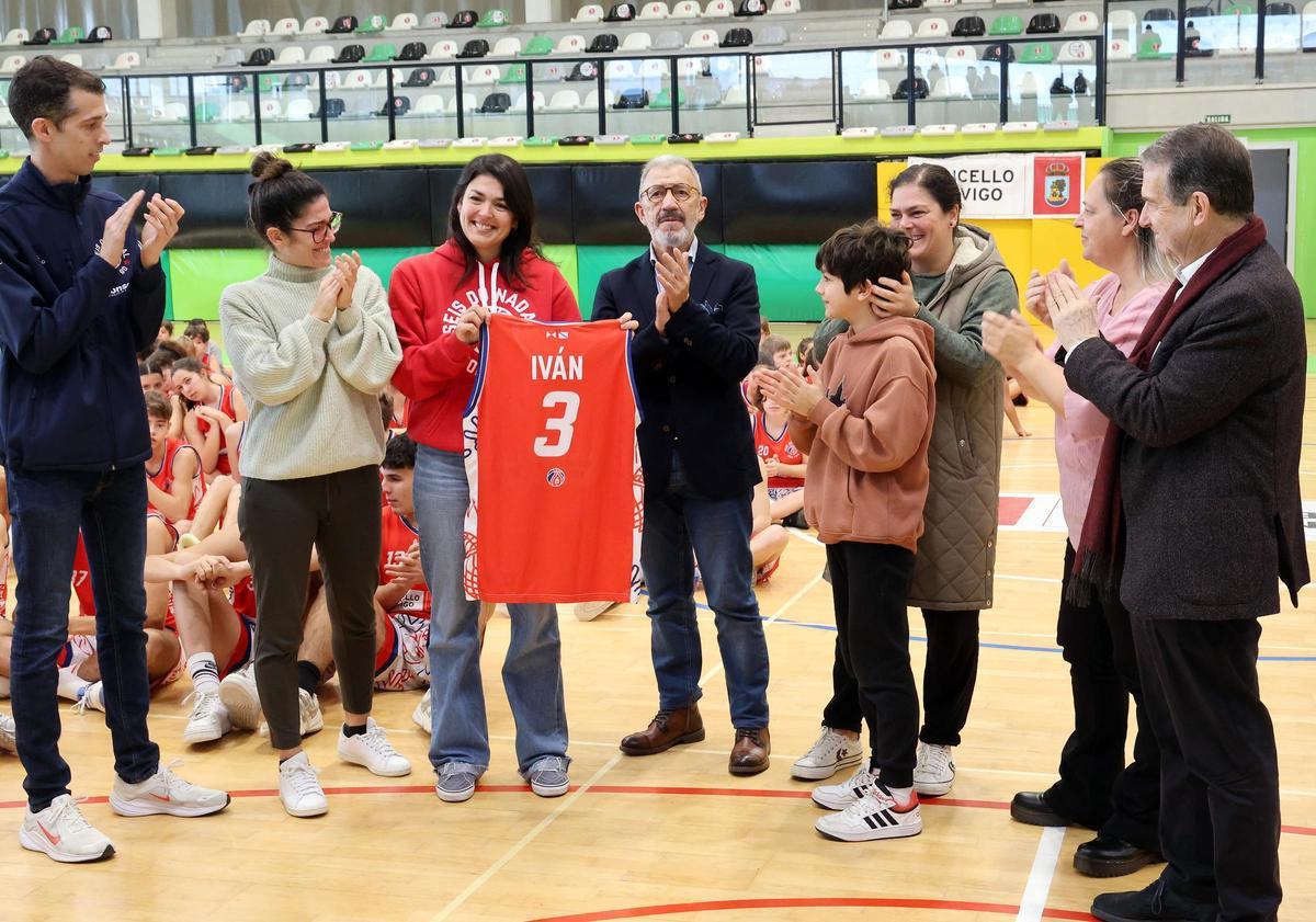 Homenaje a Iván Martínez, ex presidente del Banco de Alimentos, con miembros de su familia