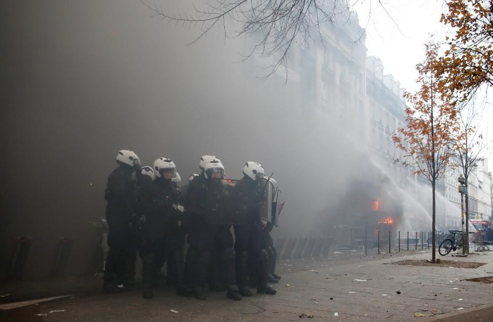 Aldarulls a París durant la vaga contra la reforma de pensions