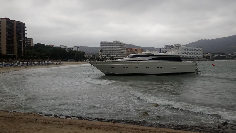 El fuerte temporal arrastra un yate hasta la playa de Cala Maties