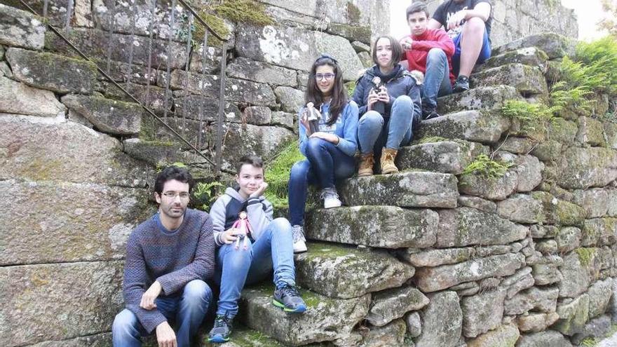 El profesor David González y los alumnos Alejandro, Alicia, Carlota Álvarez, Raúl y Álex Pico. // Jesús Regal