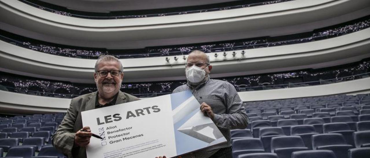 El director general de Les Arts, Jorge Culla, y el director artístico, Jesús Iglesias, con la promoción de «Les Arts es mecenazgo». | M.A.MONTESINOS