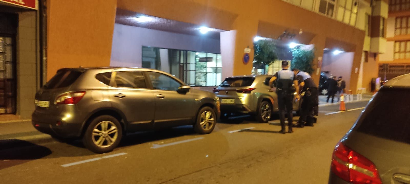 Una pareja para un coche que colisionó contra varios vehículos en Arenales