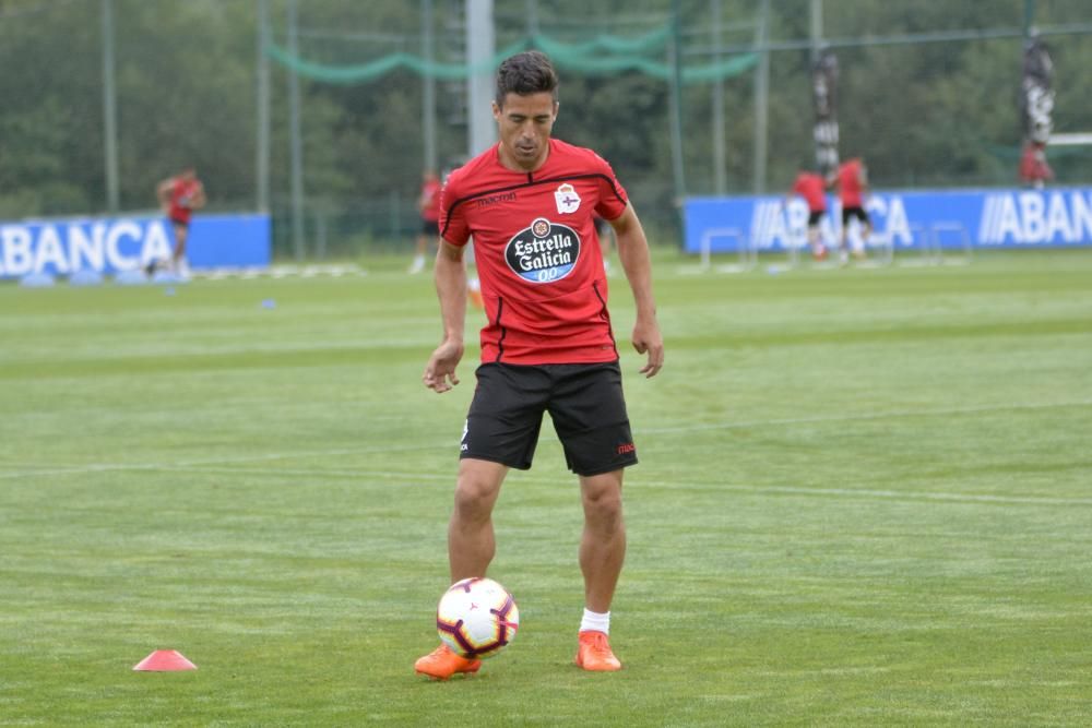 Los problemas del técnico en ataque constatan con el abundante caudal de futbolistas en otras zonas.