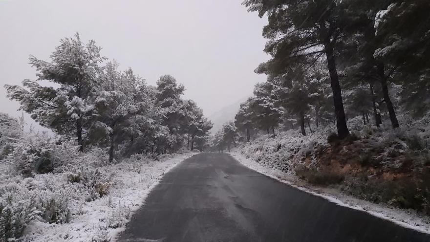 Las sierras del Cid y del Xorret de Catí cubiertas por la nieve