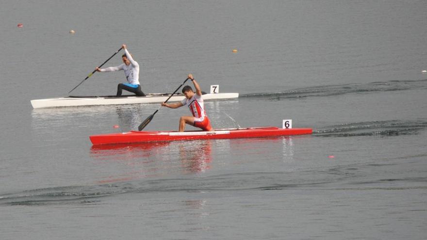 El palista Brais Casás, durante una regata reciente. / FdV