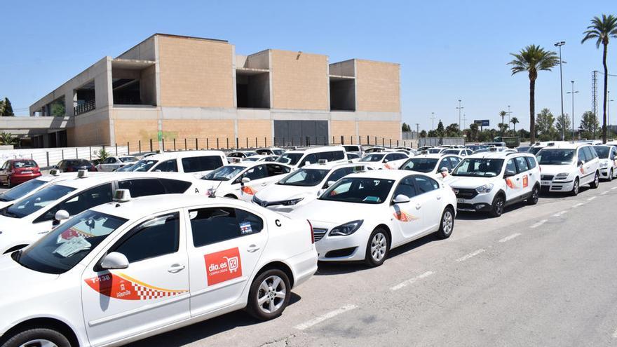 Concentración de taxis de Murcia en la Fica.