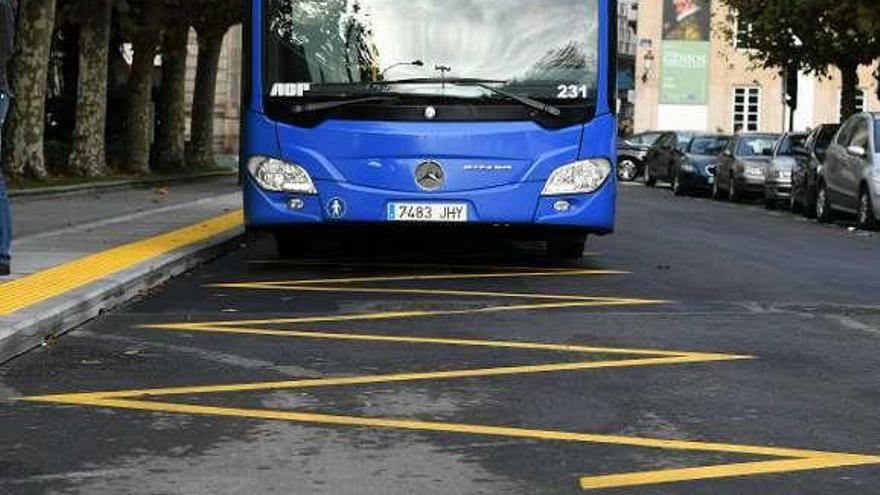 Un bus metropolitano, en el parada de Entrejardines.