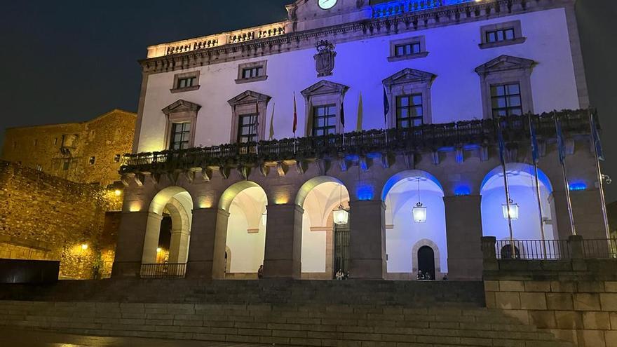 El Ayuntamiento de Cáceres se ilumina con los colores de Rotary contra la polio