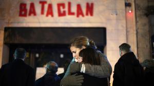 Dos mujeres se abrazan frente a la entrada de la sala Bataclan, el 13 de noviembre de 2016.