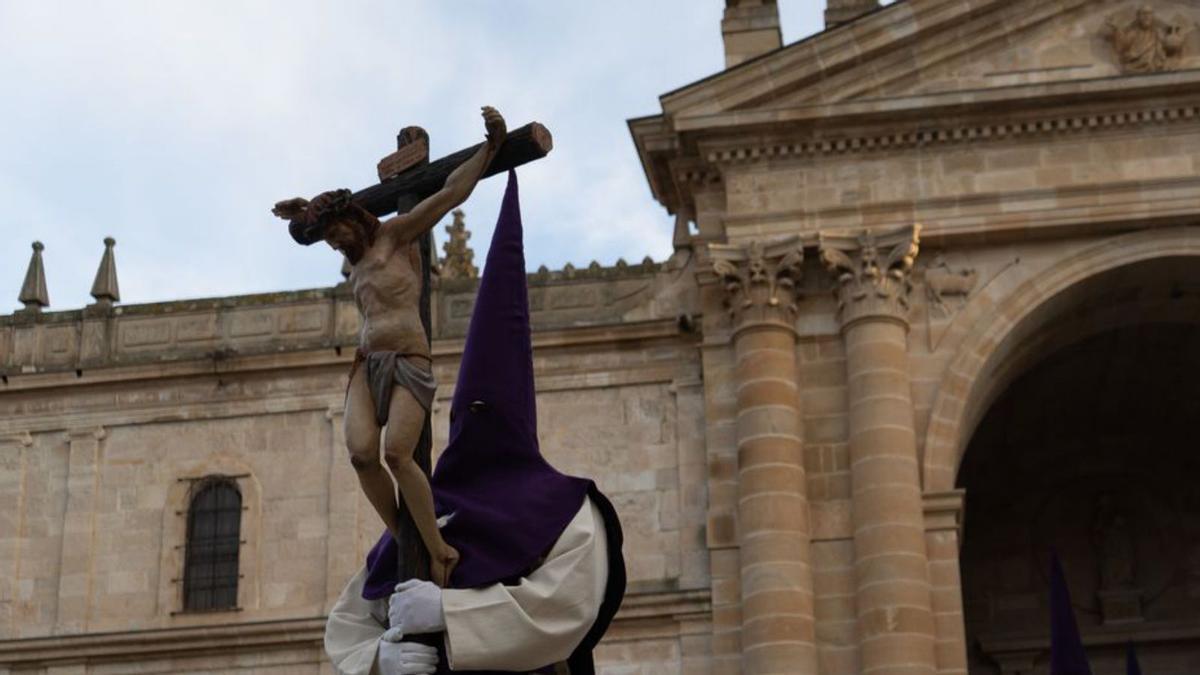 El nuevo Crucificado de Flecha sale de la Catedral. | José Luis Fernández