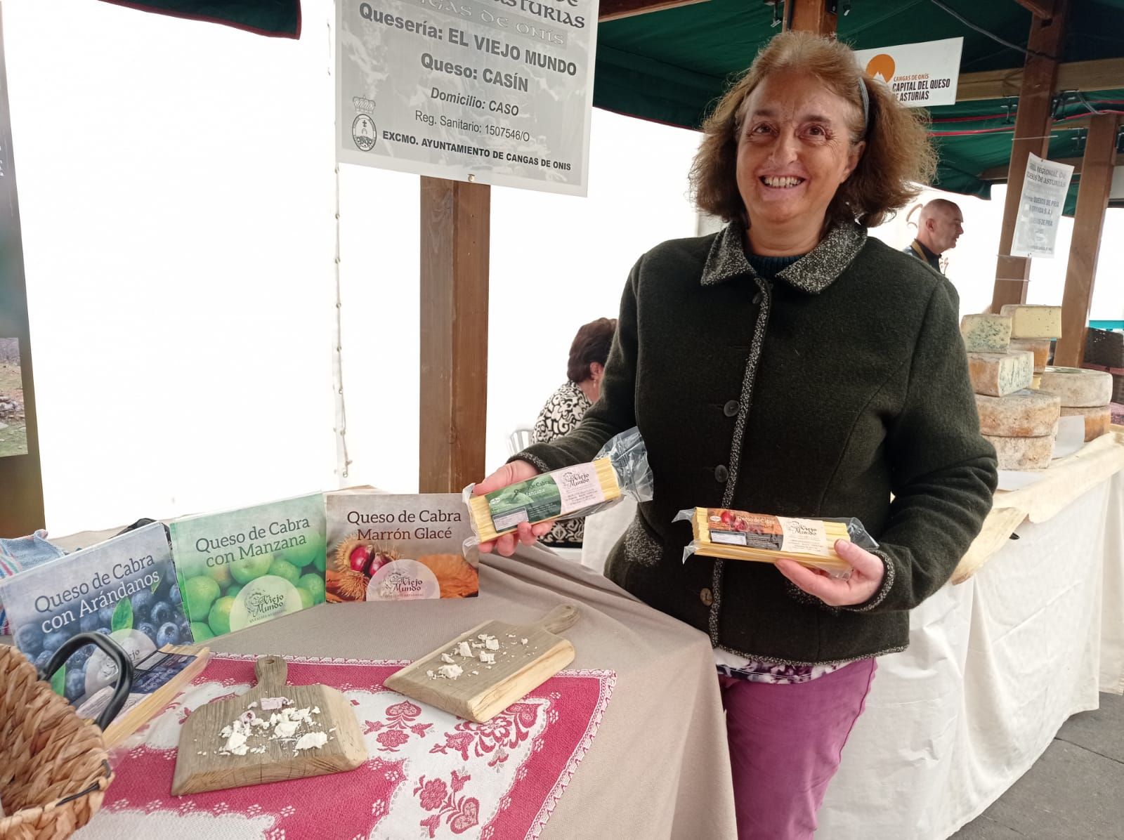 Cangas de Onís se da al queso: todas las imágenes de la feria regional en la capital del concejo