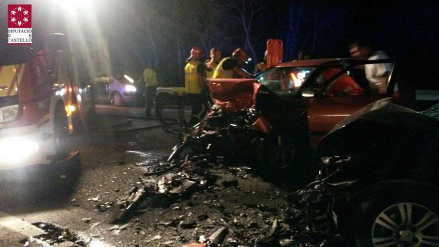 Dos hombres resultan heridos al chocar sendos coches esta madrugada en Benicàssim