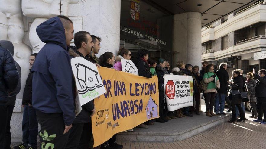 Integrantes de PAH frente a la Junta esta mañana.