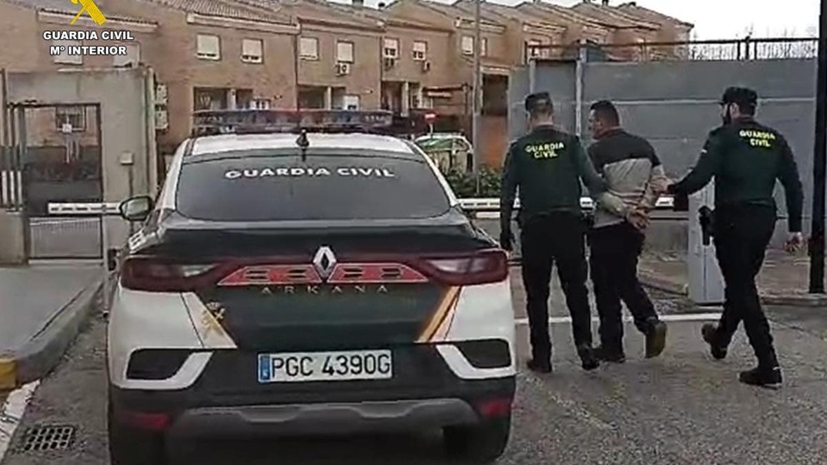 La Guardia Civil custodia a uno de los detenidos