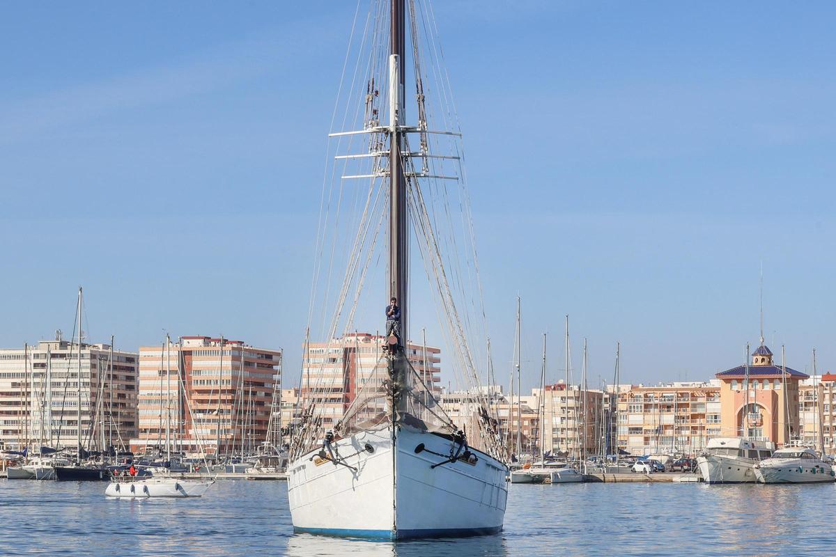 El velero histórico Pascual Flores ya está en la bahía de Torrevieja