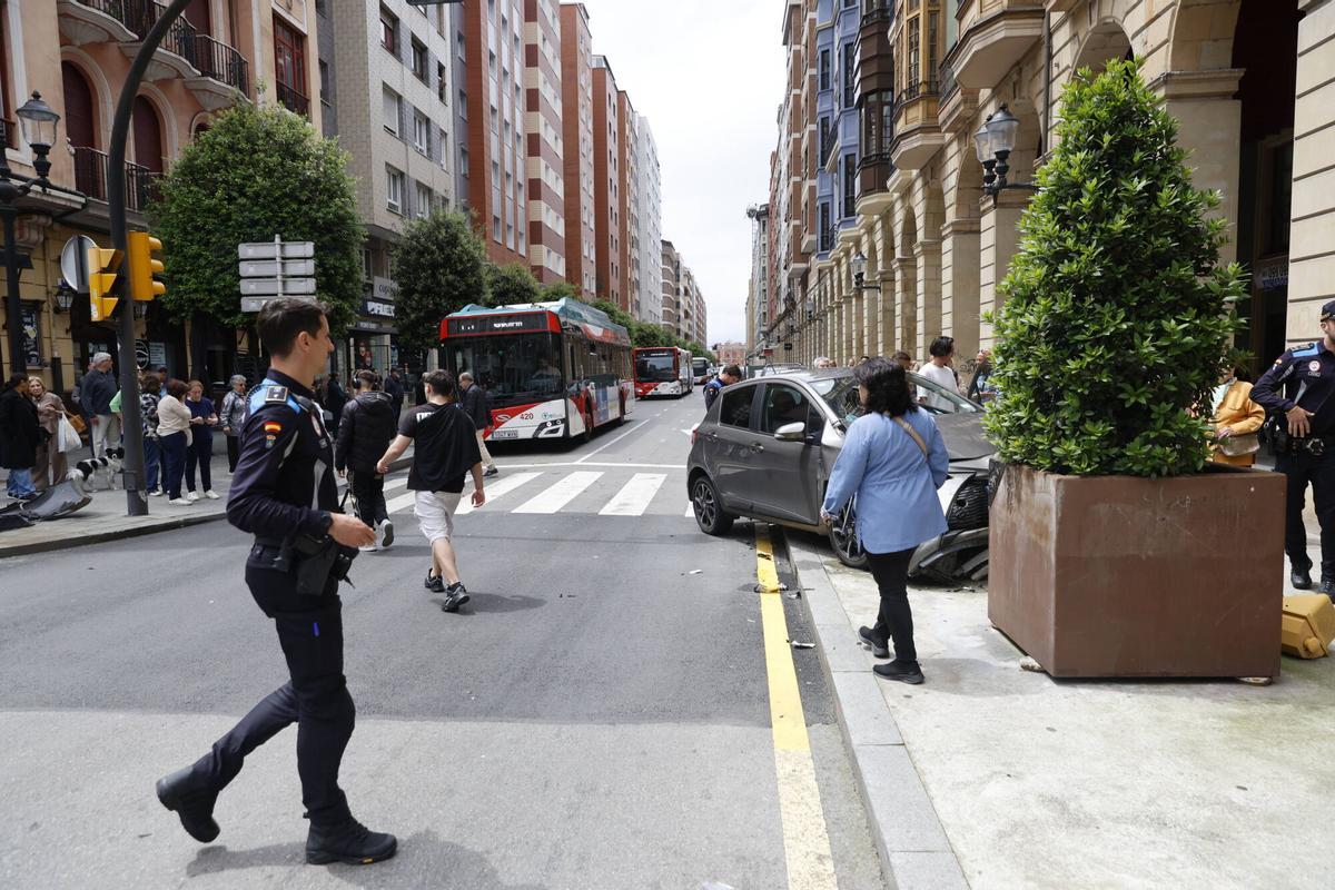 EN IMÁGENES: Dos heridos y tres coches implicados en un fuerte accidente múltiple en el centro de Gijón