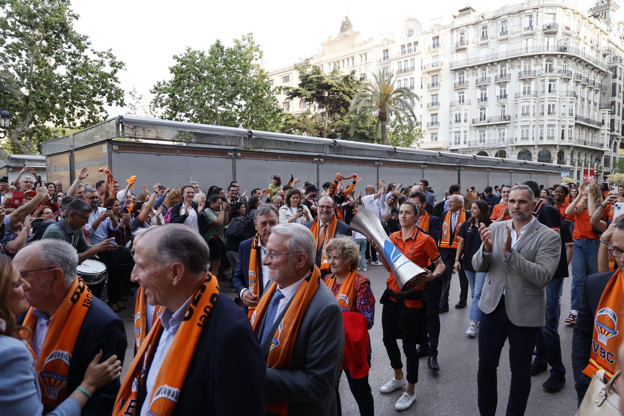 El Valencia Basket celebra en casa su triplete histórico