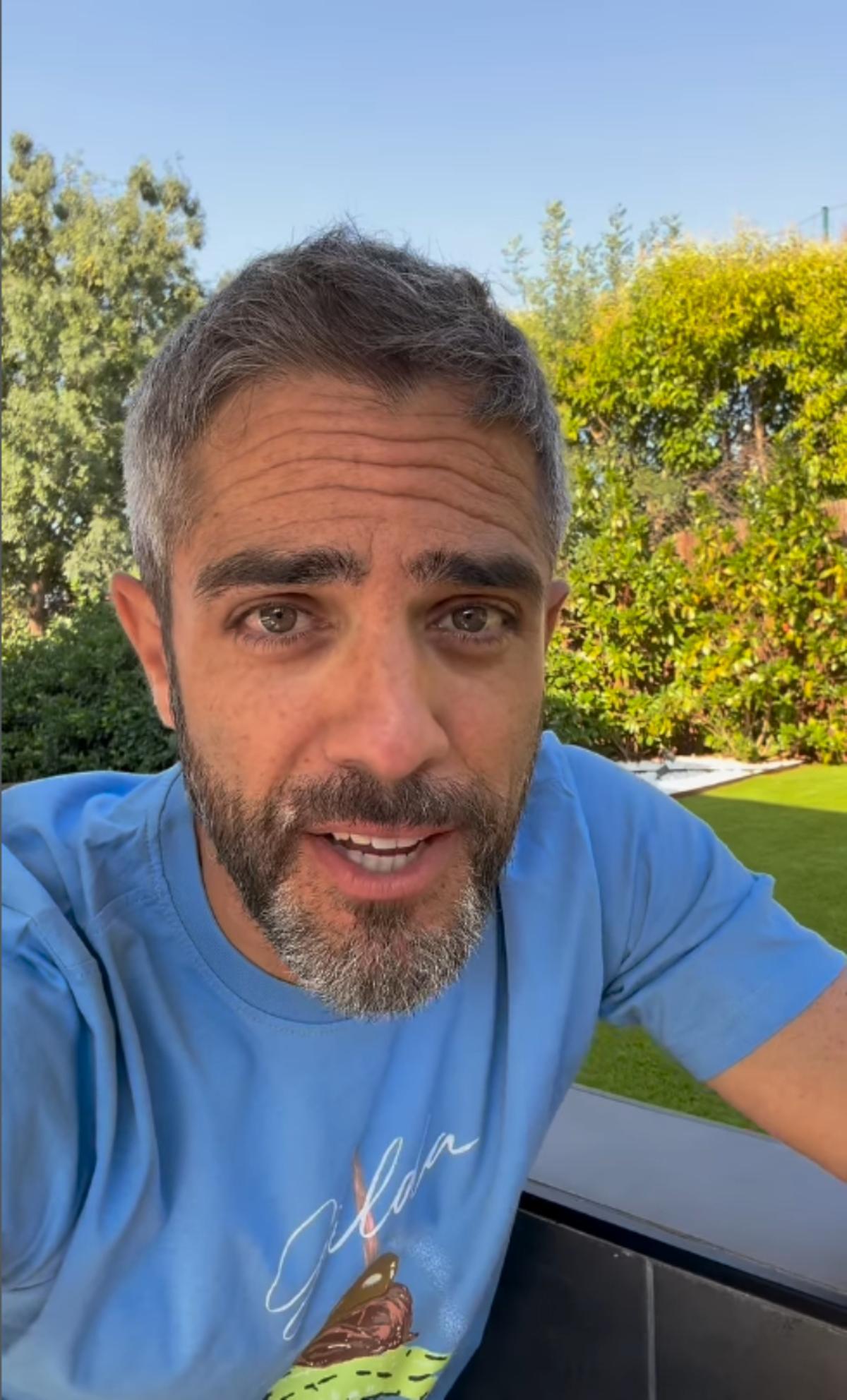 Roberto Leal en el enorme jardín de su casa