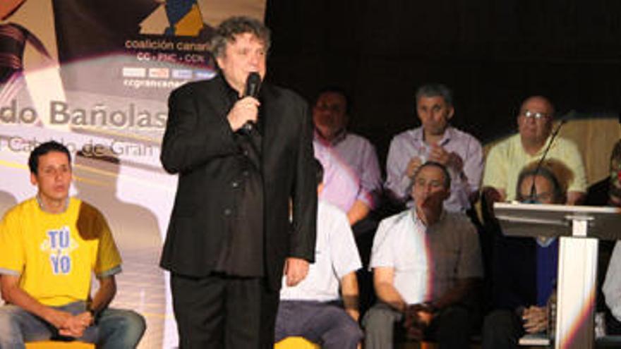 Braulio durante su interpretación en el mitin de CC. i  LUIS DEL ROSARIO