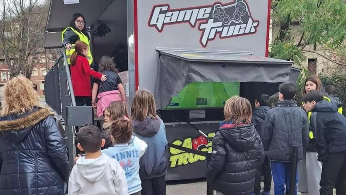 Colas para el "gametruck" en una pasada navidad en Laviana.