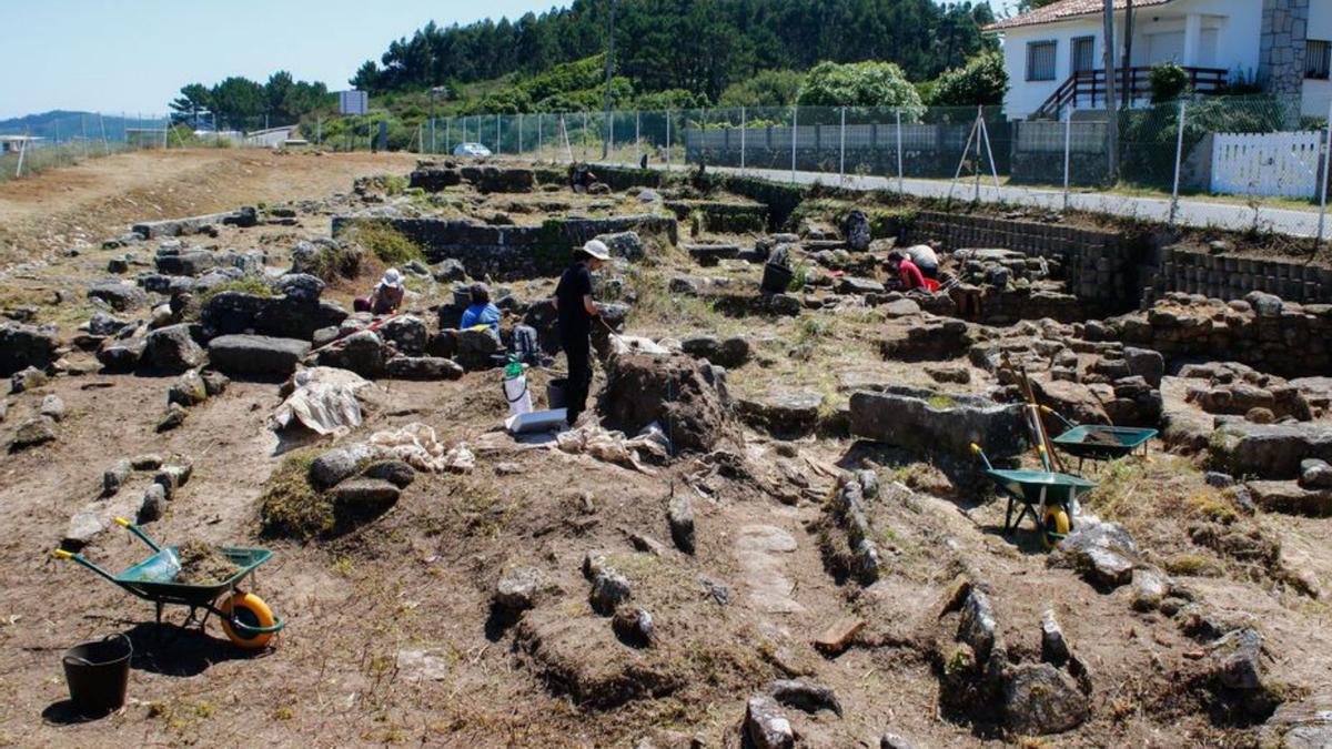 Los trabajos se realizan junto a la playa de O Carreiro. |  // IÑAKI ABELLA