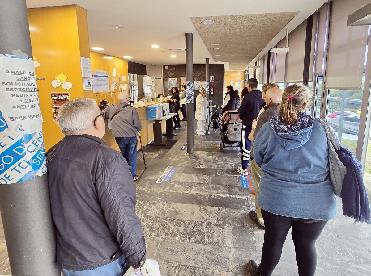 Pacientes formando una cola en el centro de salud de Teis