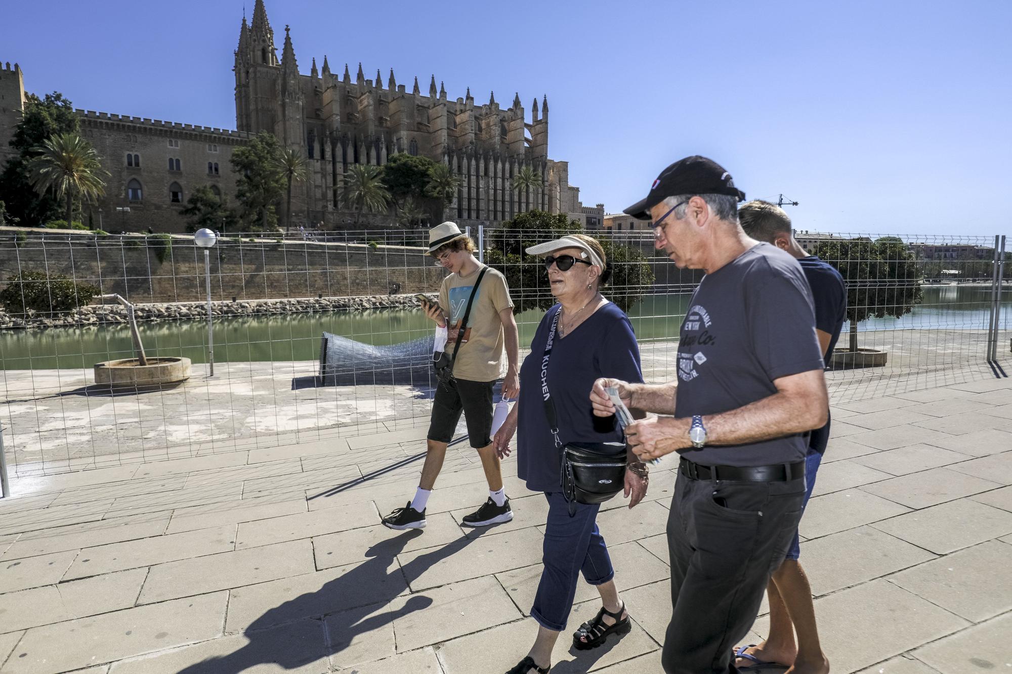 Iniciada la restauración del Parc de la Mar con el cerramiento de la zona de obras