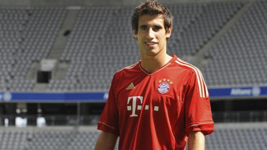 Javi Martínez posa con la camiseta del Bayern de Múnich.