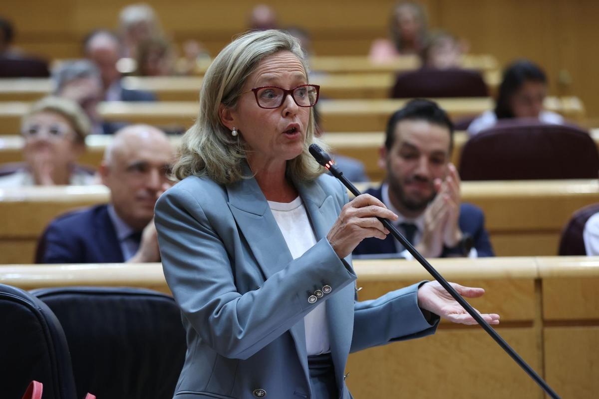 La vicepresidenta primera y ministra de Asuntos Económicos, Nadia Calviño, interviene durante la sesión de control al Gobierno, este martes en el Senado. EFE/ Kiko Huesca