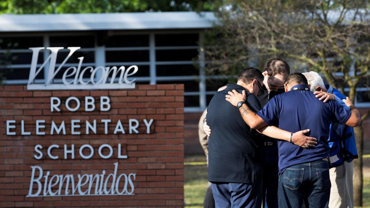 Familiars de les víctimes del tiroteig al Robb Elementary School de Texas