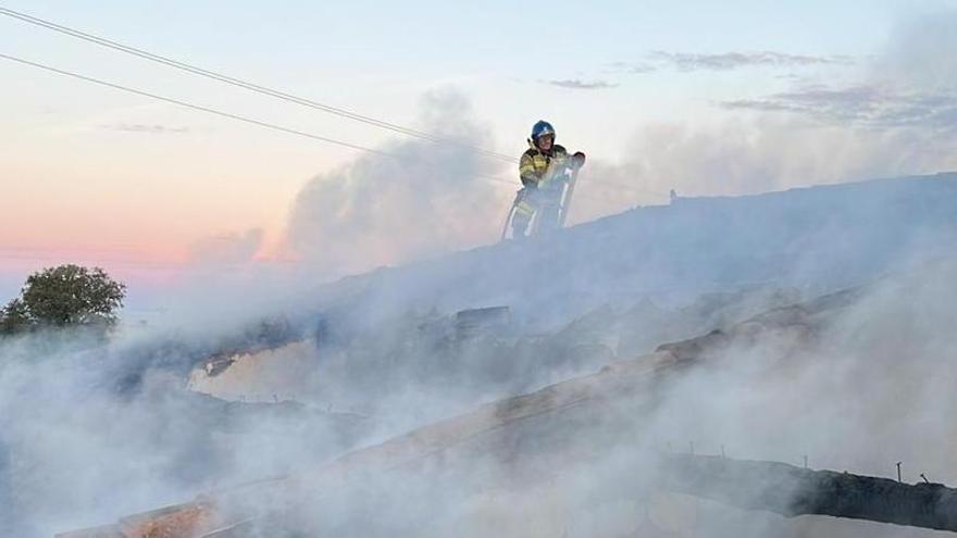 VÍDEO | Los Bomberos de Toro extinguen un incendio en la "casona del guarda" de Castronuevo de los Arcos