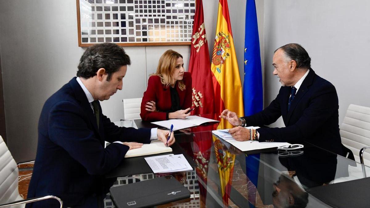 La consejera de Empresa, Empleo y Economía Social, Marisa López Aragón, junto con el director general de Autónomos, Antonio Pasqual del Riquelme y el presidente de ATA, Francisco Casado, durante la reunión.