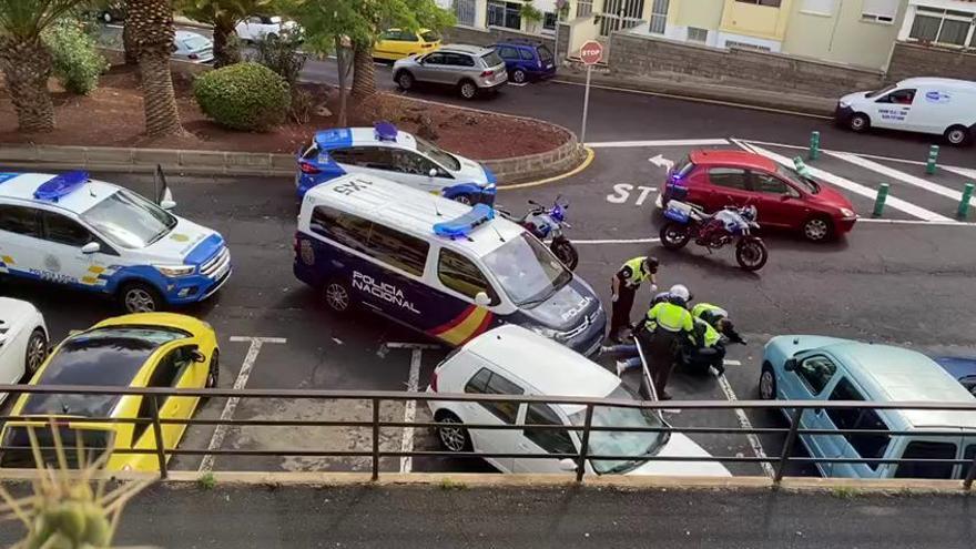 Coronavirus en Canarias | Intenta atropellar a unos agentes por eludir un control policial en Canarias