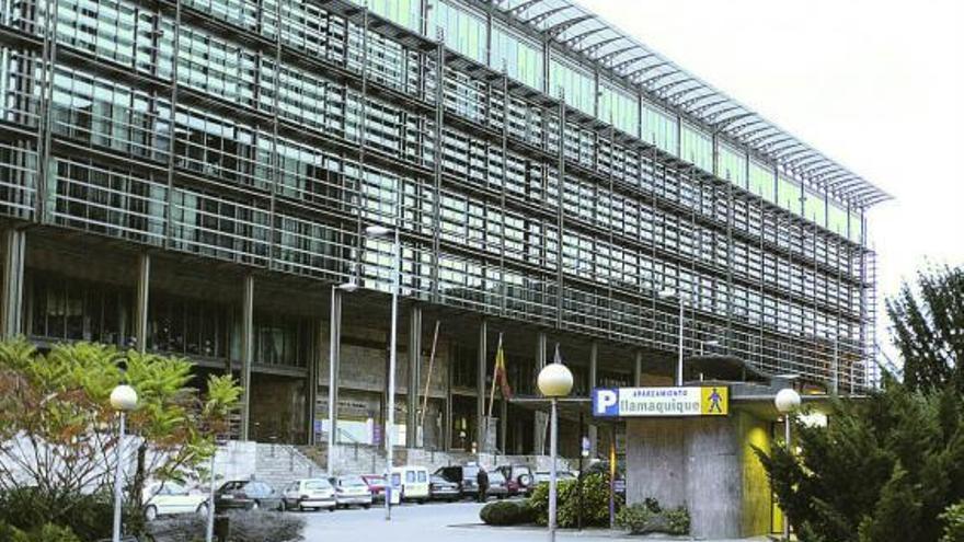 El edificio de consejerías de Llamaquique, en Oviedo.