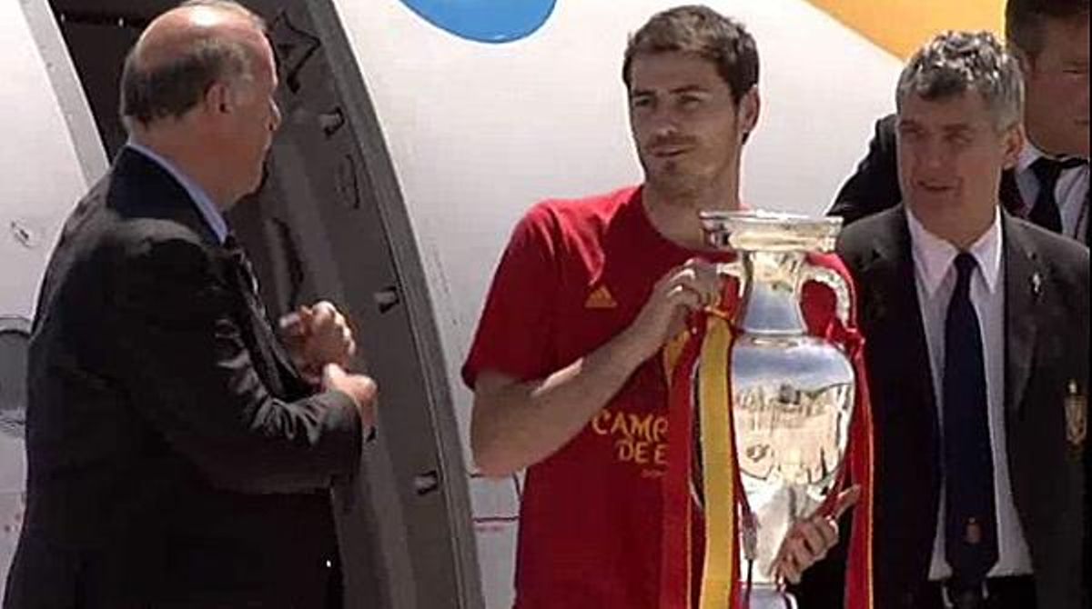 Primeres imatges de l’arribada de ’la Roja’ a l’aeroport de Barajas.