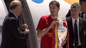 Primeres imatges de l’arribada de ’la Roja’ a l’aeroport de Barajas.