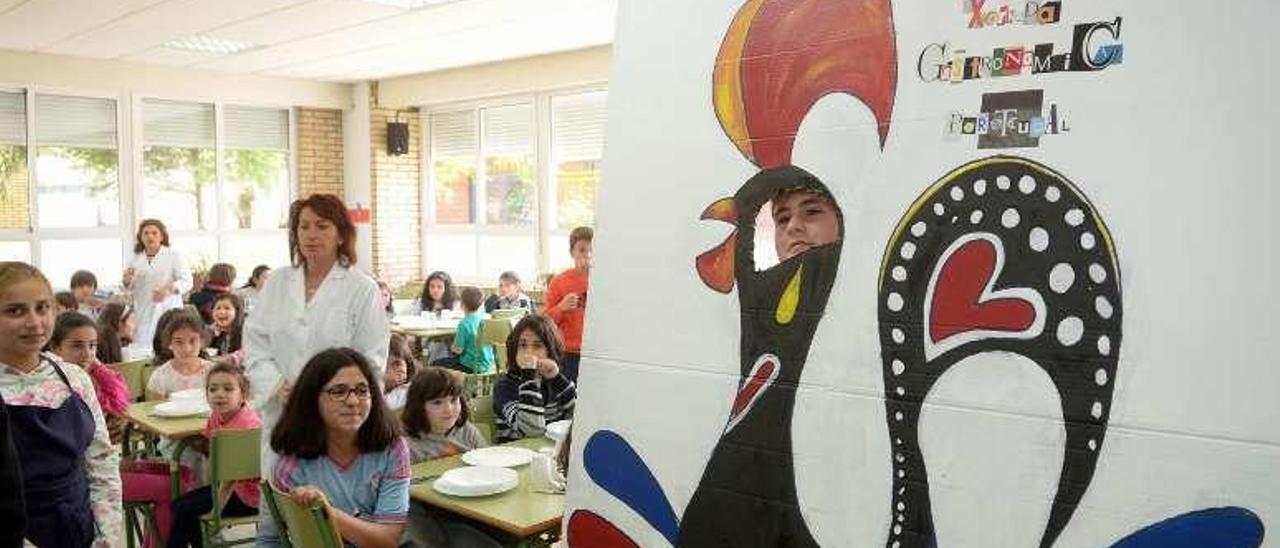 Un niño se fotografía con un mural del &quot;Galo de Barcelos&quot;. // Noé Parga