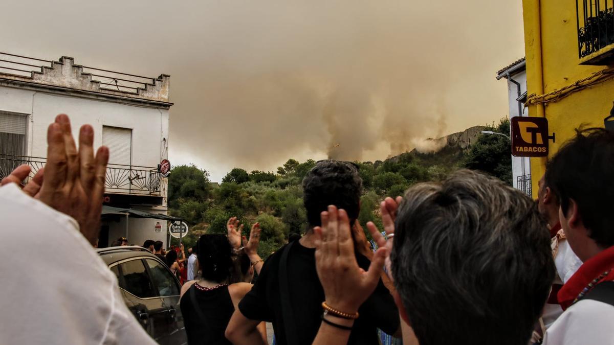 El incendio en la Vall d'Ebo calcina 2.200 hectáreas y se estudian desalojos